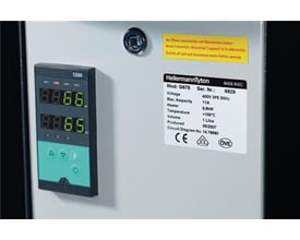 HellermannTyton komponentlabel i sølvfarve på en grå panel med et digitalt display og advarselsetiket på dansk og fransk.