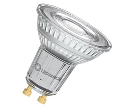 Ledvance PAR16 LED-reflektorpære med klar glaskolbe og GU10-sokkel, vist skråt forfra med reflektoren synlig.