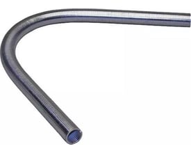 Uponor Bukkefjeder Unipipe udvendig 16 mm bøjet til at vise dens fleksibilitet og anvendelse med rør.