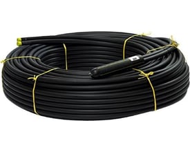 Muovitech sort PEM-rør til jordvarme, Ø32 mm, PN8, SDR17, 300 meter lang rulle med gule mærker på enderne.