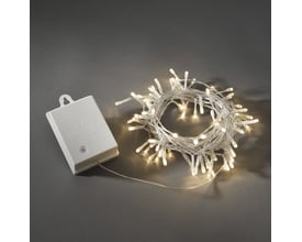 Konstsmide lyskæde med 80 varmhvide LED lys og klar ledning samt batterihus med sensor på grå baggrund.
