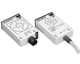 Carlo Gavazzi induktiv aftaster, 55 x 35 mm og 10 mm detekteringsafstand, set fra begge sider med kabel og stik.