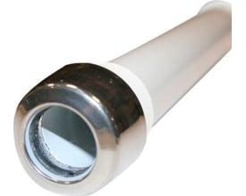 Karfa pakbøsning til beton med 28 mm diameter og 3/4" dimension, fremstillet af metal og hvidt plast.