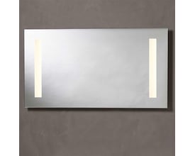 Loevschall spejl 1200x650 mm med integreret LED lys på begge sider og skjult stikkontakt. Spejlet hænger på en mørk, pudset væg.