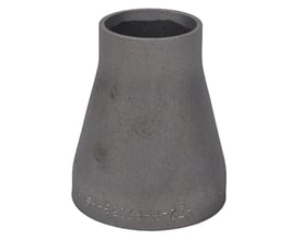 Svejsereduktion, 168,3-114,3mm, sort koncentrisk svejsereduktion i stål med synlig P235GH mærkning på siden.