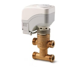 Siemens SSP81 aktuator monteret på en lille messingventil med fire tilslutninger, 160 N, AC 24 V.