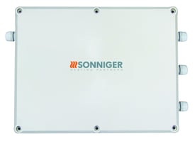 Sønniger Multi 6 splitter i hvid plast, med logo og tre kabelgennemføringer på hver side til varmeventilatorer.