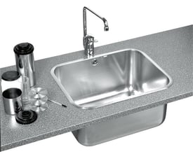 Intra Juvel SK5020 nedfældningsvask i rustfrit stål med poleret overflade og krom armatur på bordplade.