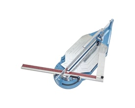 Sigma 4BU fliseskærer på 70 cm med blå ramme, sølvfarvet skærebord og måleskala, set skråt ovenfra.