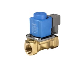 Nærbillede af Danfoss EV220B ventil, viser mærkning med modelnummer og specifikationer på blå plastaktiveringsboks.