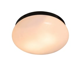 Den runde Nuuk loftlampe fra Nordlux, vist med en sort bund og opal glasdiffuser, der skaber et elegant udtryk.