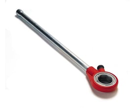 Ridgid skraldering med håndtag til 11-R/R-200 gevindskærersæt, vist fra siden med fokus på det røde håndtag og metalhåndtaget.