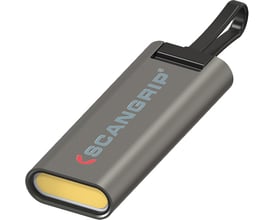Scangrip FLASH MICRO R nøgleringslygte med logo, vist på diagonal med sort nøglering.