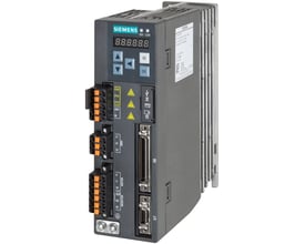 Siemens SINAMICS V90 frekvensomformer med PROFINET, viser digitalt display, betjeningsknapper og forskellige tilslutningsterminaler for motor og strøm.