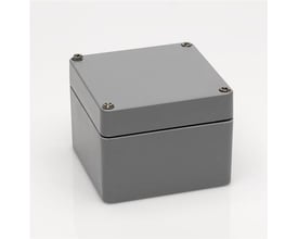 Bernstein montagekasse i sølvgrå aluminium med målene 160x160x90mm, fremviser fire rustfrie skruer på låget.