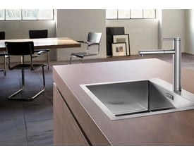 Blanco Claron 500-IF/A MXI køkkenvask i rustfrit stål monteret i en træbordplade med en moderne krom vandhane.