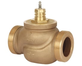 Danfoss VRB 2-15 sædeventil, tættere på fronten, viser den detaljerede kobberfinish og 1" gevind i rødgods.