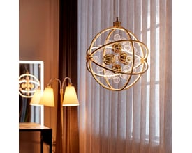 Loftlampe Galaxy fra Nielsen Light i messing antik, en elegant pendel med sfærisk design og indbyggede LED'er.