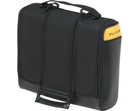 Fluke C789 bæretaske i sort syntetisk vævet materiale med gul Fluke-logo på siden.