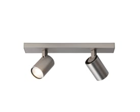 Astro Lighting Ascoli Twin loft- og vægspotlampe i mat krom med to kipbare spots, hvor den ene lyser.