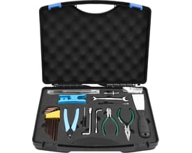 Værktøjssæt til 3D-printere i en åben sort kuffert med skumindsats. Indeholder forskellige specialværktøjer, tang, skruetrækkere og unbrakonøgler.