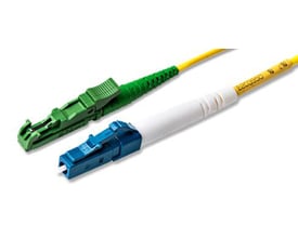 Nærbillede af et gult 8 meter Simplex fiberoptisk patchkabel med E2000/APC og LC/UPC konnektorer på hvid baggrund.