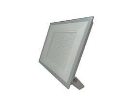 V-TAC 200W LED projektør med hvidt aluminiumshus og justerbar monteringsfod, vist fra siden mod hvid baggrund.