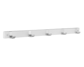 Beslagsboden knagerække med fem knager i hvid og mat aluminium, set skråt forfra med den lange, lige skinne.