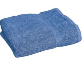 Blåt håndklæde i 100% bomuld, måler 70x140 cm og har en tykkelse på 500 g/m2, vist på hvid baggrund.