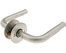 Assa Abloy Scand. L 19 RS c38 dørgreb med buede, lyse metalfarvede greb og runde rosetter, set skråt forfra.