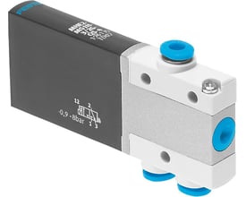 Festo magnetventil MHE2-MS1H-3/2G-QS-4, 10 mm bred, grå og hvid med blå tilslutninger på en hvid baggrund.
