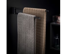 Cosmic Swivel dobbelt håndklædeholder i mat sort metal, 415 mm bred, med to håndklæder hængende.