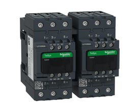 Schneider Electric TeSys D kontaktor til reversering, 50A, med to enheder side om side og tydelige mærkninger for spoler og kontakter.