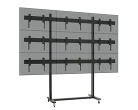 Vogels PFT 8920 Connect-it video wall trolley base monteret med en stor videovæg på 3x3 skærme.