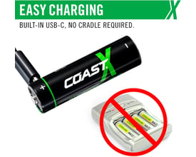 Sort Coast genopladeligt AA-batteri med grønt logo og USB-C-ladekabel; grafik viser, at opladerholder ikke kræves.
