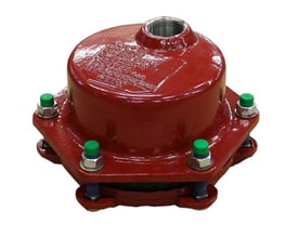 Georg Fischer Multi/Joint kobling, 84-105 mm diameter, i rød epoxybelagt duktilt støbejern med synlige bolte og grønne møtrikdæksler.