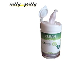 Nitty Gritty Clean Wipe dåse med åbent låg og en enkelt klud. Dåsen er hvid med grøn tekst og logo, der indikerer neutralisering af syrerester.
