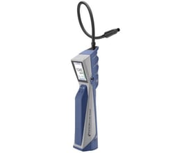 Inficon D-TEK Stratus lækagedetektor i blå og grå med fleksibel slange og LCD-skærm, der viser 1345 ppm.