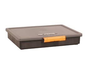 Ironside sortimentskasse med 9 rum set lukket skråt forfra; gråt låg og orange skydelås ses tydeligt.