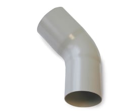 Plastmo 45° plastbøjning i grå til nedløbsrør med en diameter på 90 mm, vist isoleret.