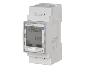 Carlo Gavazzi 1-faset MID-A energimåler til 100 A med LCD-display, vist skråt forfra med tilslutninger markeret på siden.