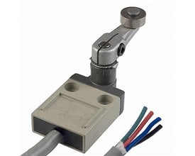 Omron D4C-1220 kompakt endestop med justerbart rullehåndtag og 3 meter oliebestandigt kabel med fire farvede ledninger.