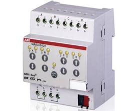 ABB KNX SMI persienne modul set fra en let skrå vinkel, fremviser tilslutningsklemmer og knaplayout til manuel styring af 4 kanaler.