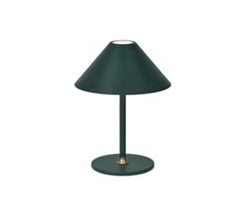 Halo Design Hygge batteri bordlampe i mørkegrøn med messingdetalje, vist på hvid baggrund.