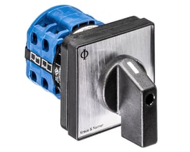 Kraus & Naimer vendeomskifter/fasevender, 25A, 4 huls frontmonteret, skilt 1-0-2, 48x48mm, med blå terminaler og sort drejehåndtag.