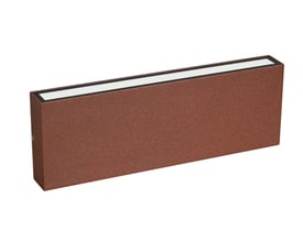Lumenlight BARI Maxi væglampe i corten med lang, lysende LED-flade langs toppen, set skråt forfra.