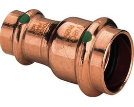 Detaljeret billede af Viega Profipress 28x22mm kobbermuffe, der viser præcisionsfremstilling og dimensioner på en professionel måde.