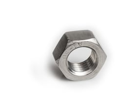 Syrefast S+P M4 DIN 934 A4 møtrik med voks, fremstillet af rustfrit stål på hvid baggrund.