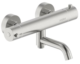 ADORA Circum termostatarmatur til kar og brus i krom, viser et greb til temperatur og et greb til vandstrøm. Armaturet har børstet rustfri ståloverflade og tud.