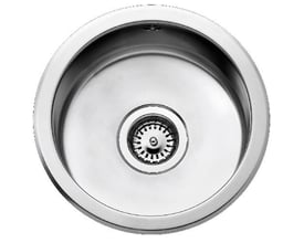 Nærbillede af Intra Juvel Barenta BC313 køkkenvaskens afløb og strainer i rustfrit stål, Ø313x150 mm.